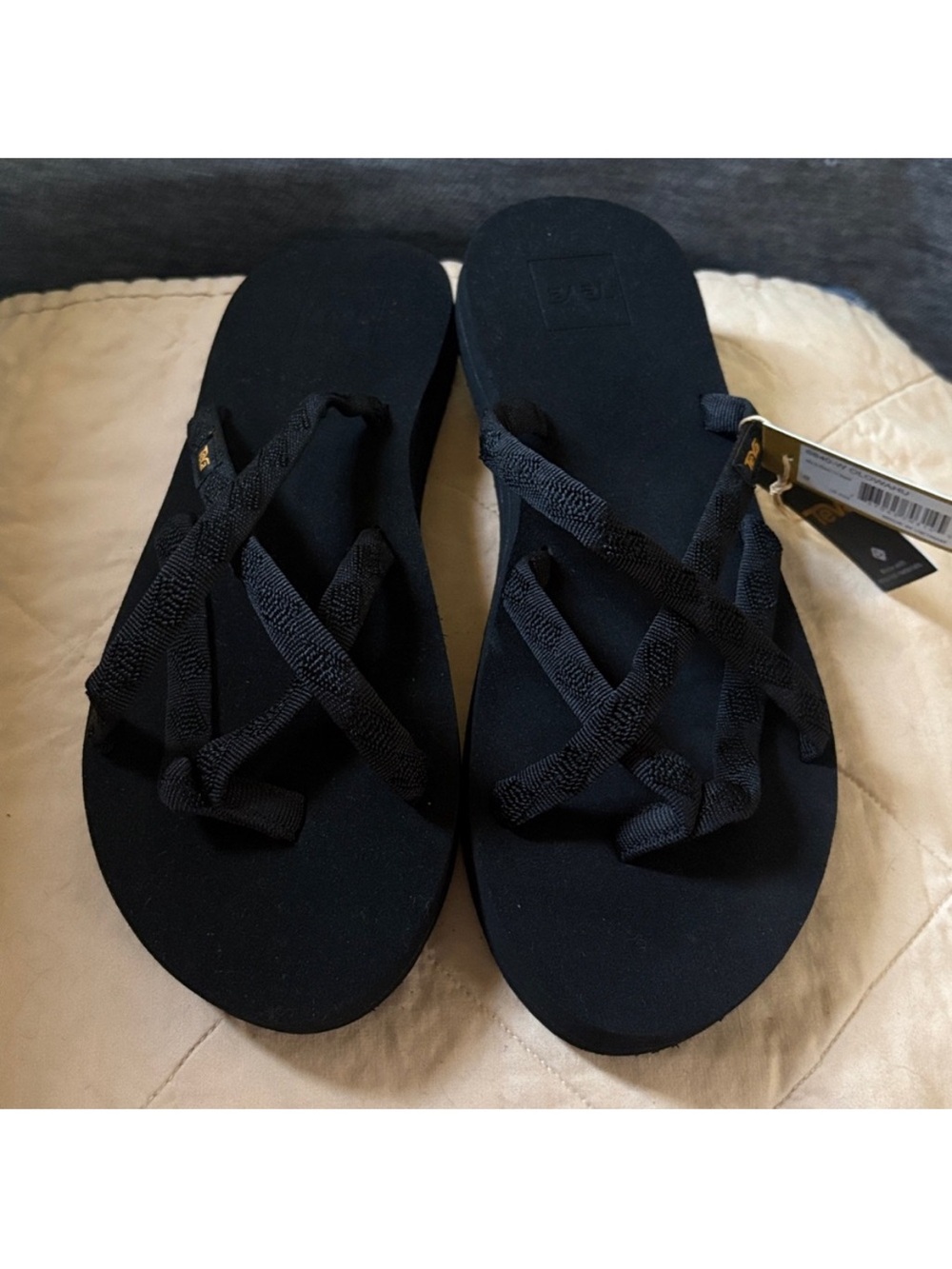 Teva Olowahu Women’s Black Cross-Strap Sandals - size 9
